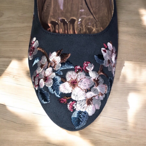 WHBM Bethany Embroidered Suede Block Heels size 10 - Picture 6 of 9